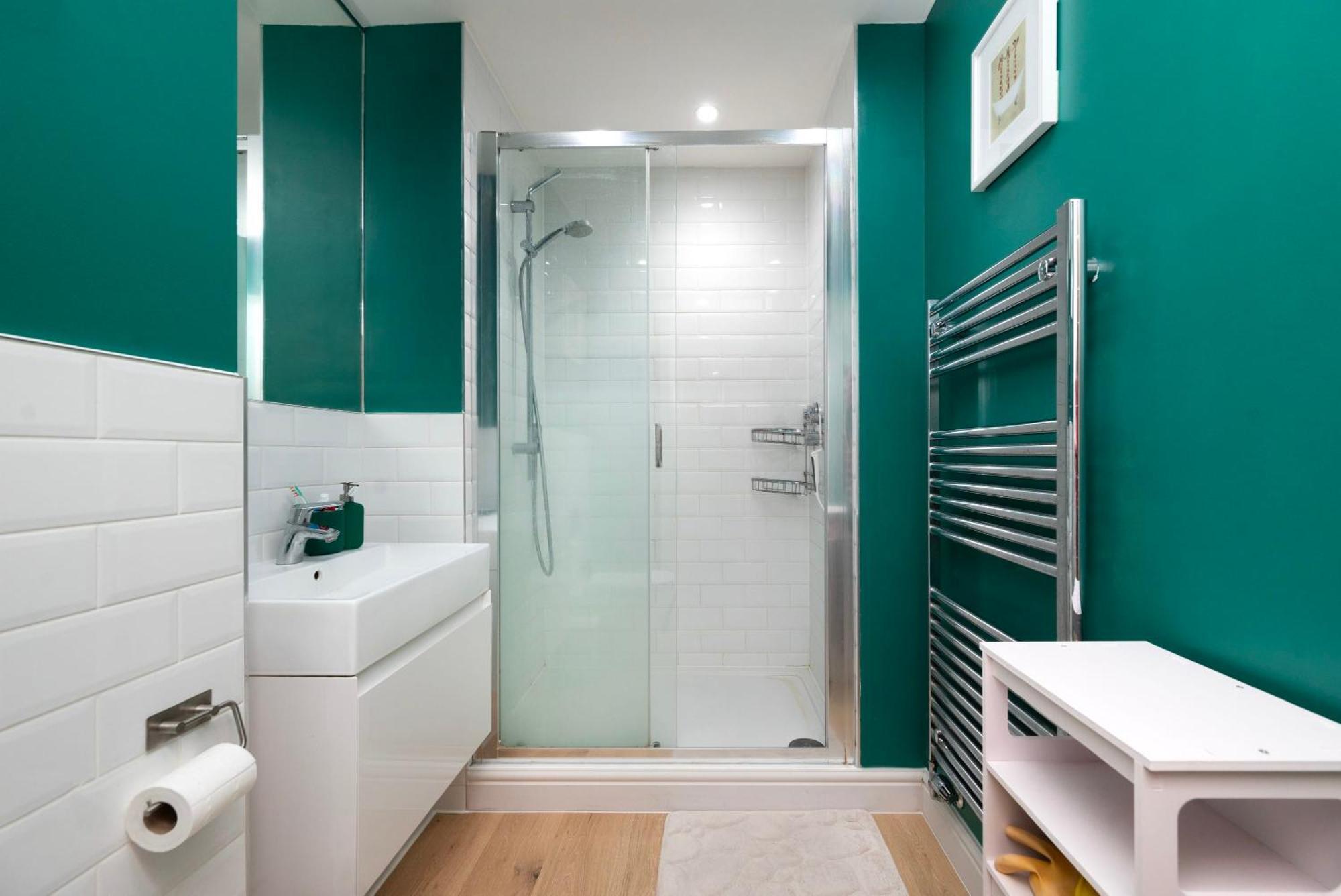 Chic 1 Bedroom With Balcony Views