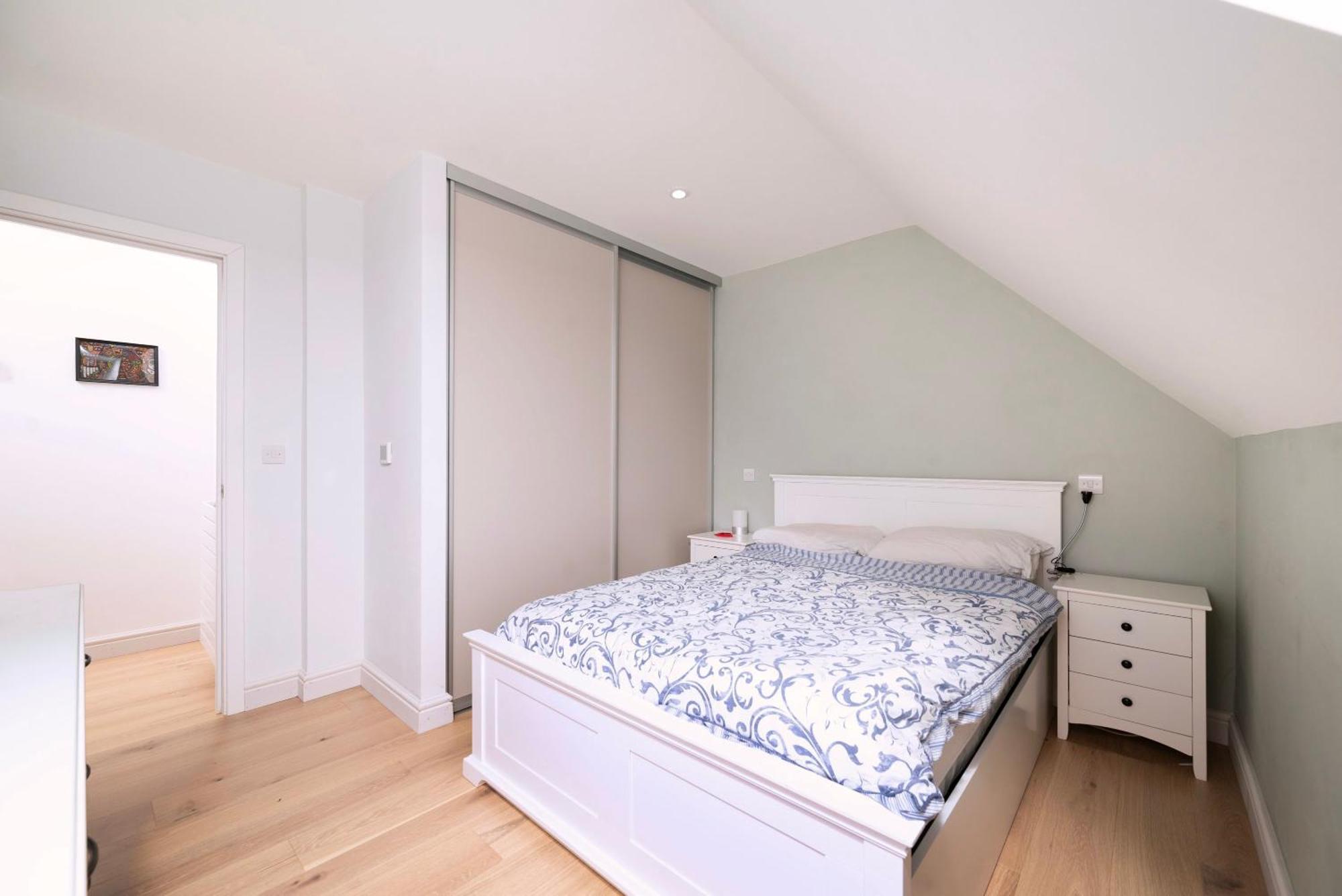 Apartment Chic 1 Bedroom With Balcony Views London