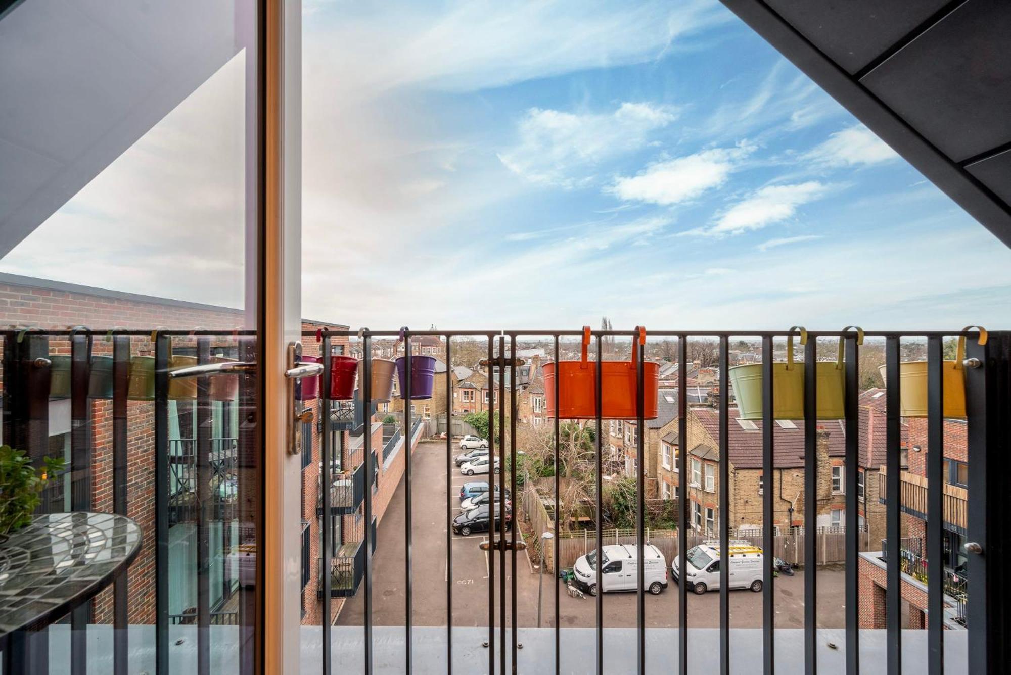 Chic 1 Bedroom With Balcony Views Apartment *