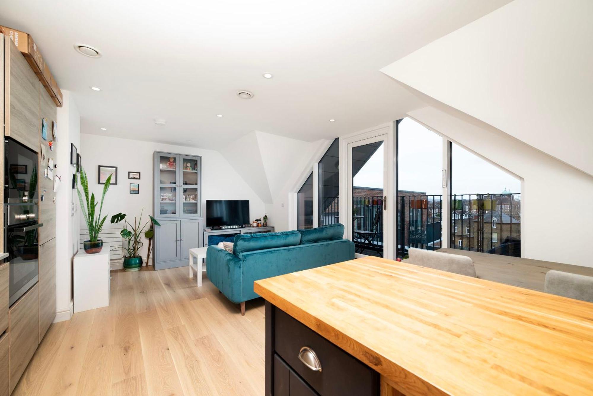 Chic 1 Bedroom With Balcony Views Apartment