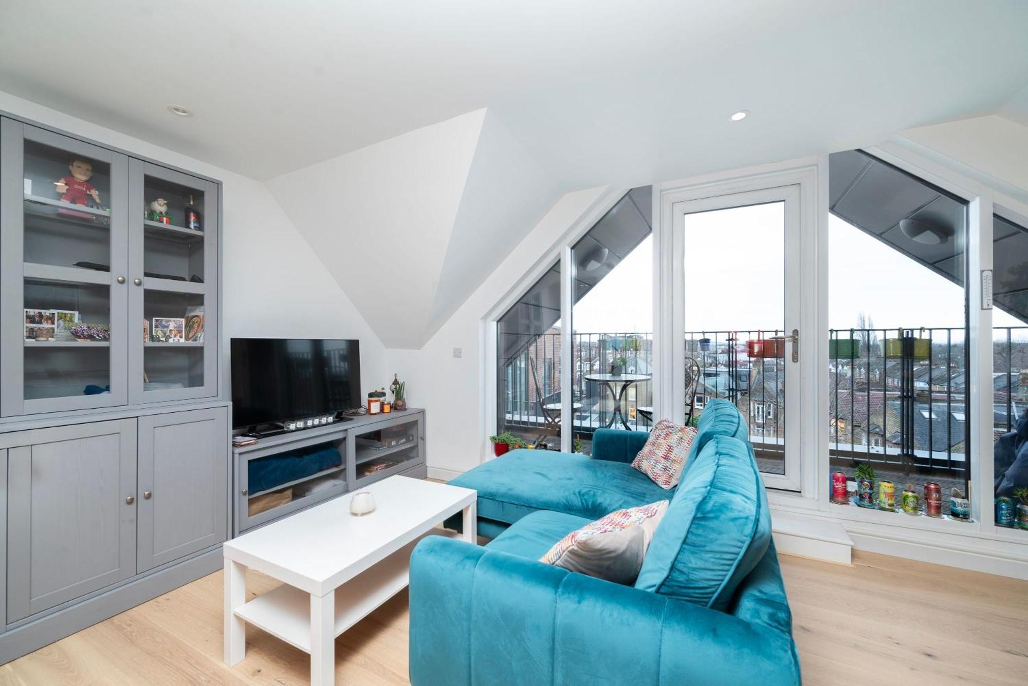 Apartment Chic 1 Bedroom With Balcony Views London