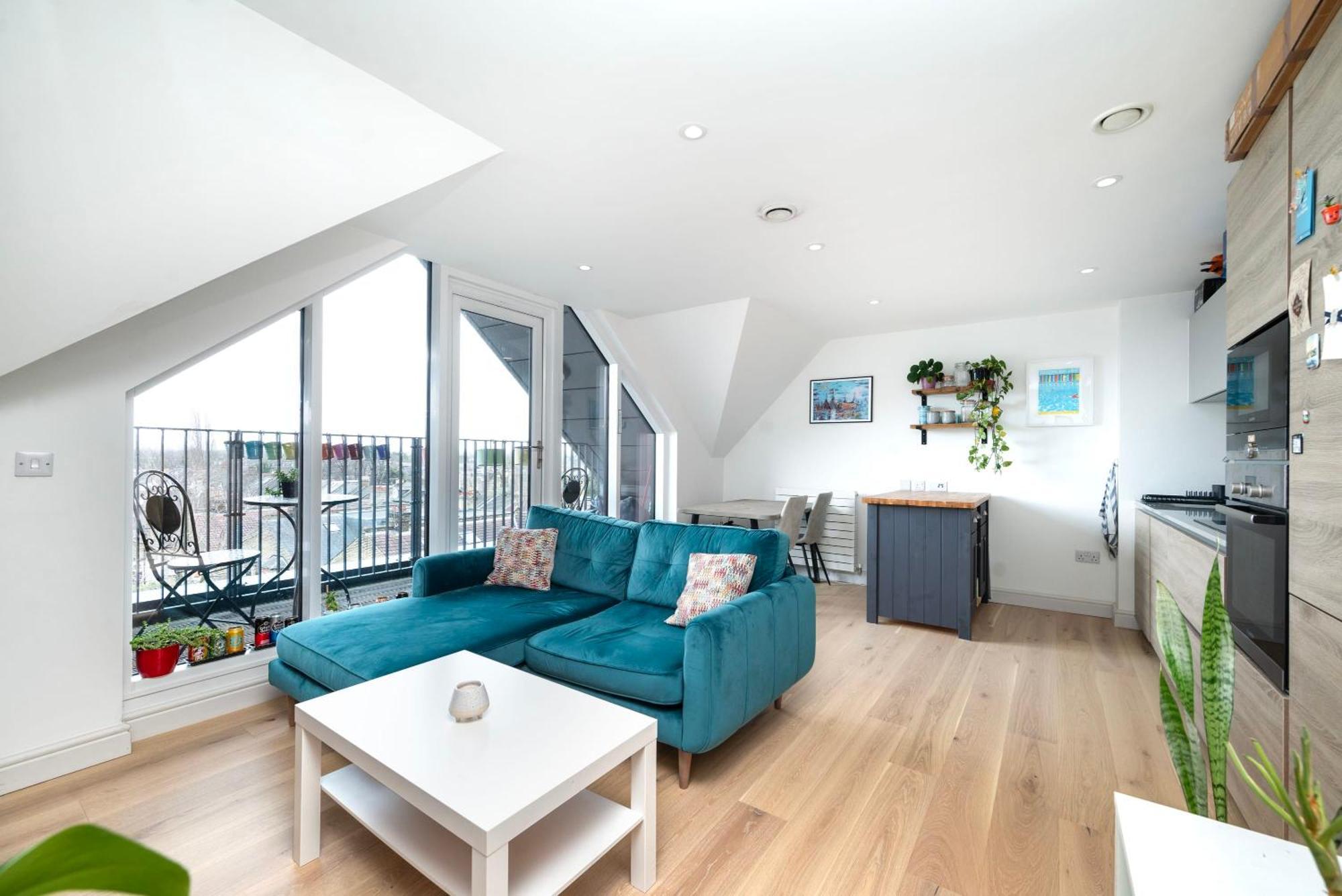 Chic 1 Bedroom With Balcony Views *
